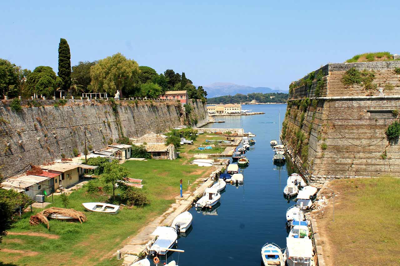 Korfu régi erőd csatorna és híd
