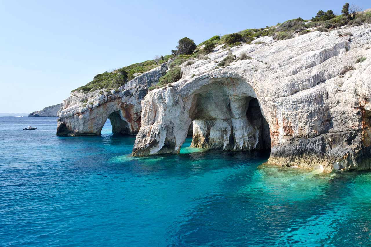 A Kék Barlangok (Blue Caves) Zakynthos legszebb strandjai közé tartoznak
